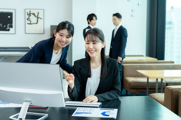 オフィスで働くビジネスウーマン