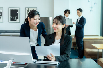 オフィスで働くビジネスウーマン