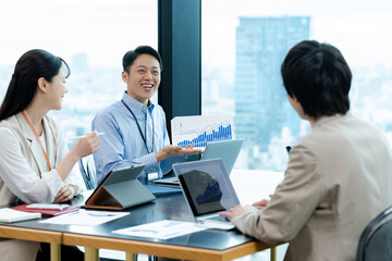 オフィスでミーティングするビジネスパーソン