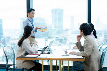 オフィスでミーティングするビジネスパーソン