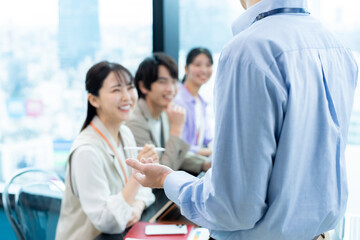 オフィスでミーティングするビジネスパーソン