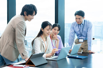 オフィスでミーティングするビジネスパーソン