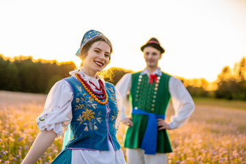 Kaszubi przy zachodzie słońca