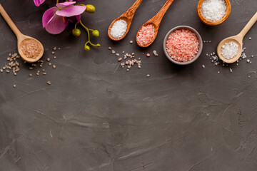 Plakat Beauty spa therapy cosmetics and wellness flat lay - sea salt in many spoons with flowers, top view