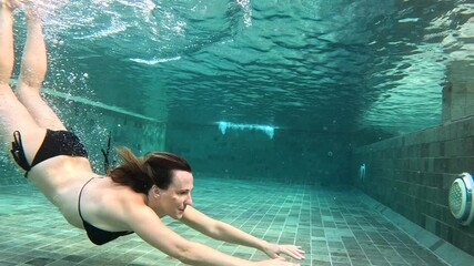 Underwater swimming practice in a training pool