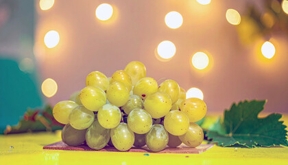 Obraz premium Uvas verdes frescas sobre fondo navideño elegante símbolo tradicional de la Nochevieja española de fin de año para celebrar el Año Nuevo y la buena suerte, con espacio para texto de felicitacion