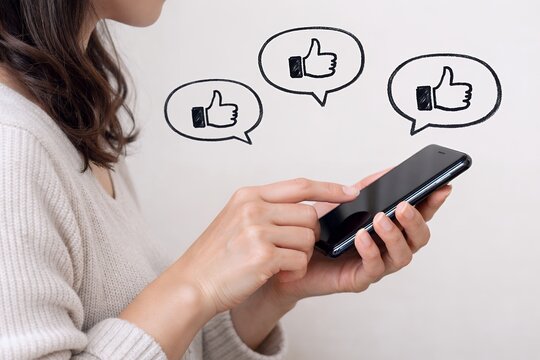 スマートフォン操作と高評価いいね反応で満足度や口コミ拡散を表現するイメージ