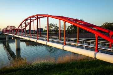 夕日に照らされた橋