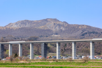 北海道壮瞥町、伊達市側から眺めた有珠山と道央自動車道【5月】