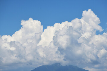空に広がる白い雲