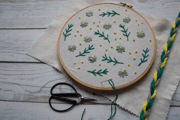 Simple embroidery in a hoop using lazy stitch, with embroidery scissors and colorful threads. Minimal handmade needlework scene, perfect for beginners, DIY tutorials, craft blogs, covers and creative 