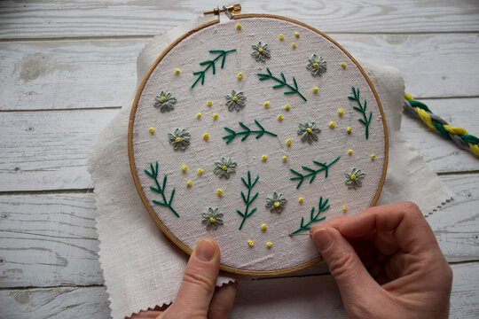 Simple embroidery in a hoop using lazy stitch, with embroidery scissors and colorful threads. Minimal handmade needlework scene, perfect for beginners, DIY tutorials, craft blogs, covers and creative 
