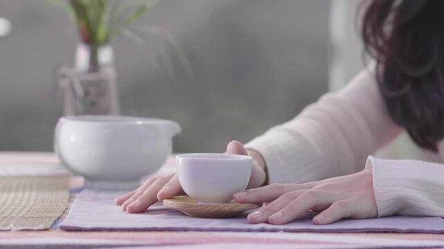 raditional K-food Korean Green Tea in Ceramic Cup - 한국 녹차와 도자기 찻잔