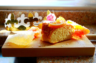 Rosc&oacute;n de reyes de antigua tradici&oacute;n romana en saturnales con fruta escarchada y dulces de az&uacute;car