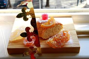 Rosc&oacute;n de reyes con fruta escarchada y dulces de az&uacute;car en tabla de madera
