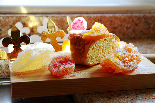 Rosc&oacute;n de reyes con fruta escarchada y dulces de az&uacute;car