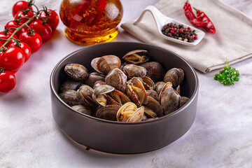 Steamed vongole clams with spices © Andrei Starostin