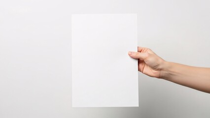 Obraz premium A hand holding a blank white rectangular object