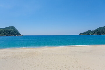 Obraz premium 遠浅の白砂の浜が続く下甑島の手打海岸