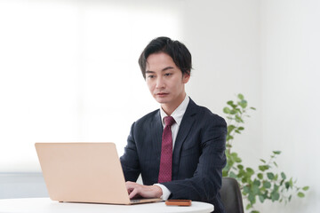 オフィスで働くビジネスマン男性