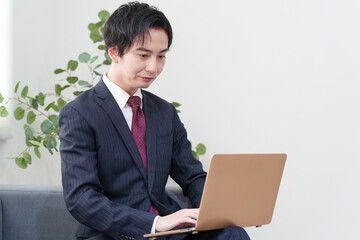 オフィスで働くビジネスマン男性