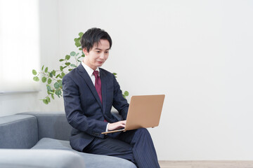 オフィスで働くビジネスマン男性