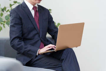 オフィスで働くビジネスマン男性