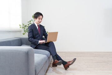 オフィスで働くビジネスマン男性