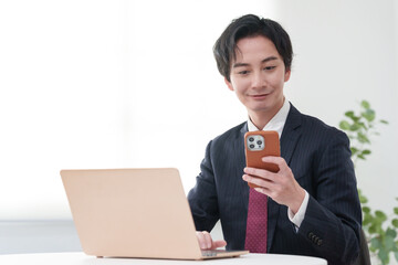 オフィスで働くビジネスマン男性