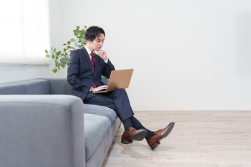 オフィスで働くビジネスマン男性