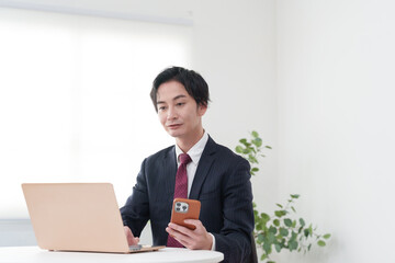 オフィスで働くビジネスマン男性