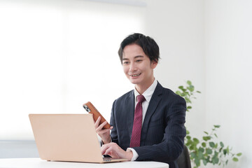 オフィスで働くビジネスマン男性