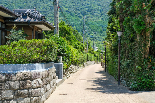 石垣の塀が続く下甑島の手打麓武家屋敷通り