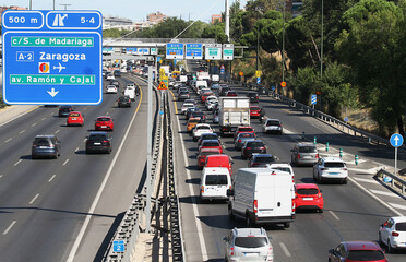 Tr&aacute;fico y atasco de coches en carretera en operaci&oacute;n salida de circulaci&oacute;n de veh&iacute;culos