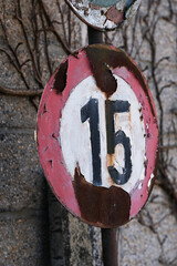 altes, verwittertes Verkehrszeichen, Geschwindigkeitsbegrenzung auf 15 km/h