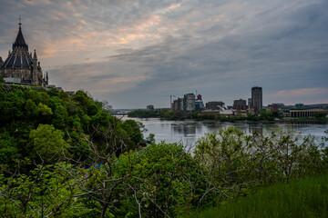 Naklejka premium Parliament of Canada Library and Ottawa River at dusk