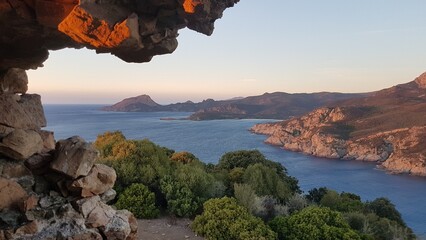 Le Capo Rosso vu depuis la tour d'Orchinu (Corse) © Arnaud