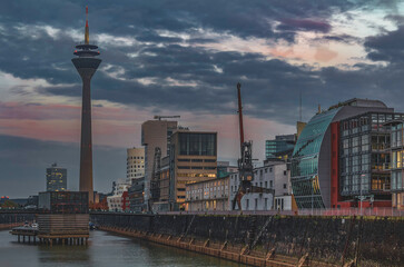 D&uuml;sseldorfer Medienhafen bei D&auml;mmerung