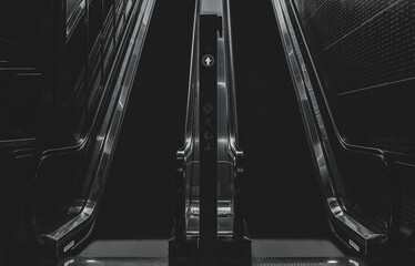 Metallische Symmetrie einer Rolltreppe