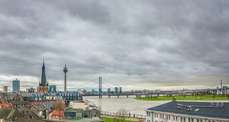 D&uuml;sseldorfer Skyline am Rhein
