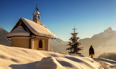 Berchtesgaden im Winter zu Weihnachten mit frischem Schnee bei der Kirchleitnkapelle 