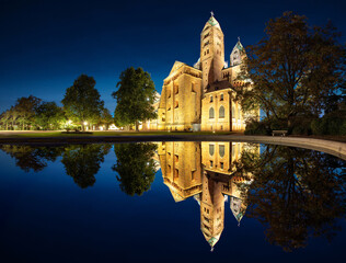 Dom zu Speyer mit Spiegelung in einem Brunnen zur blauen Stunde