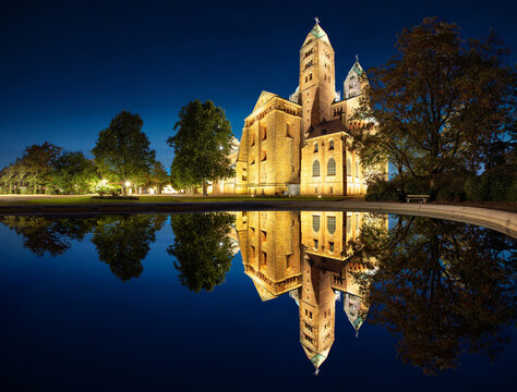 Dom zu Speyer mit Spiegelung in einem Brunnen zur blauen Stunde