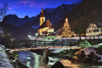 Ramsau bei Berchtesgaden im Winter zu Weihnachten bim geschm&uuml;cktem Weihnachtsbaum zur blauen Stunde