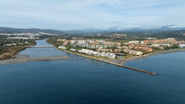 Playa del Estuario del r&iacute;o Guadiaro en Sotogrande, Andaluc&iacute;a