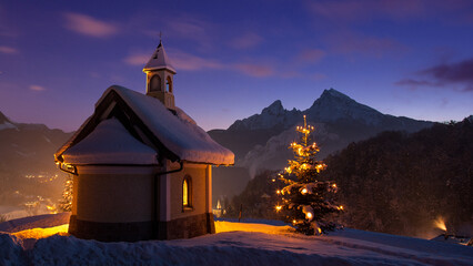 Berchtesgaden im Winter zu Weihnachten mit frischem Schnee bei der Kirchleitnkapelle zur blauen Stunde
