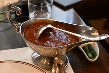 銀色の器に入ったカレー