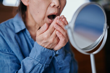 口臭を気にするシニア女性
