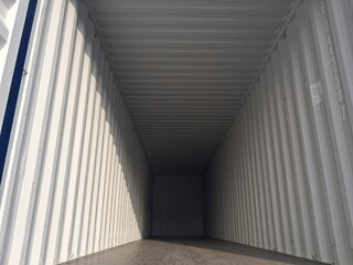 Obraz premium corridor with columns and windows