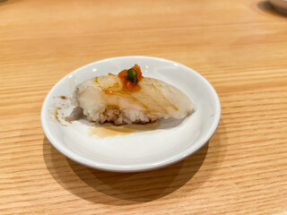 日本の寿司。フグのお刺身が乗ったフグ握り寿司。